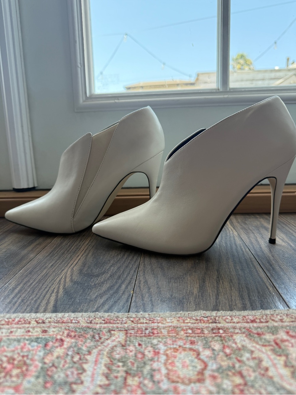 NWOT Guess Women's White Pointed Stiletto Ankle Boots - Picture 2 of 8